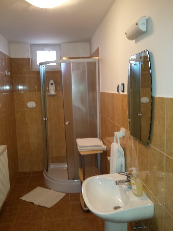 Eszter vendégház Izvoru Crisului Esterno foto