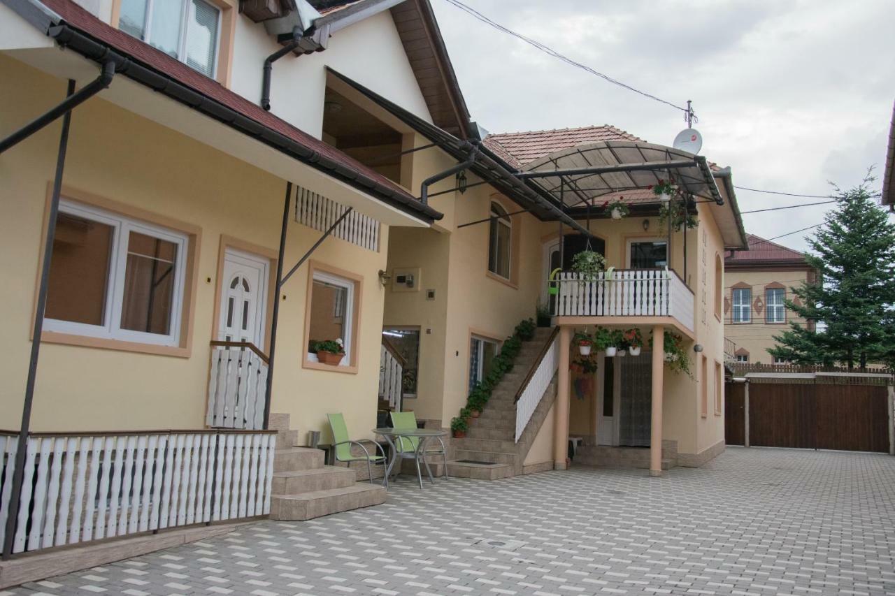 Eszter vendégház Izvoru Crisului Esterno foto